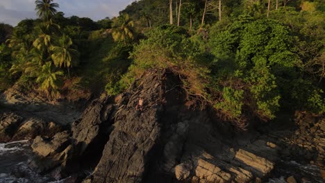 Drone-Volando-Sobre-Rocas-Y-Agua-Mirando-Un-Bosque-En-La-Costa-De-Costa-Rica