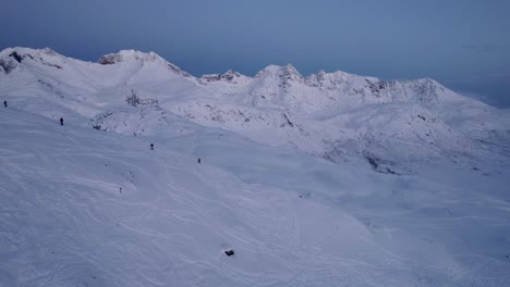 Un-Grupo-De-Esquiadores-Camino-A-La-Cima-En-El-ártico