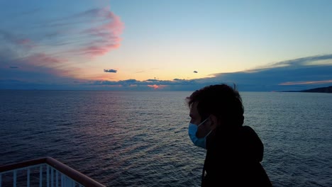 Blick-Auf-Die-Abenddämmerung-Und-Faszinierende-Wolken-Mit-Schimmerndem-Meer
