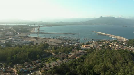 Luftaufnahmen-Von-Arbatax-Ostküste-Von-Sardinien-Italien,-Hafen-Mit-Luxusyacht-Und-Segelboot-Im-Hafen