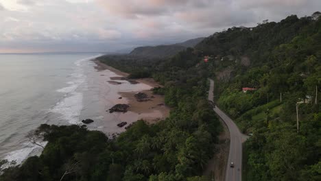 Luftaufnahme-Eines-Sandstrandes-Mit-Regenwald-Und-Bergen,-Costa-Rica