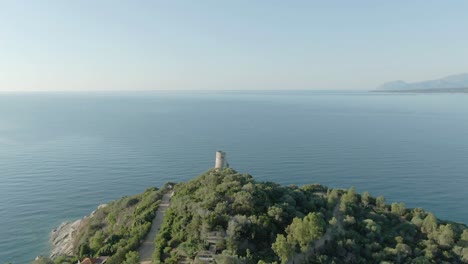 Luftaufnahme-Des-Turms-Von-San-Gemiliano,-Reiseziel-Sardinien-Sommerferien-In-Italien