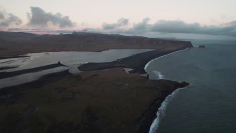 Luftaufnahme-über-Den-Schwarzen-Sandstrand-Von-Reynisfjara-In-Island-In-Der-Abenddämmerung