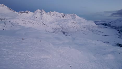 Eine-Gruppe-Von-Skifahrern,-Die-Im-Norden-Norwegens-Auf-Die-Spitze-Eines-Berges-Klettern