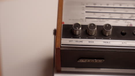 Eine-Person,-Die-Die-Lautstärke-An-Einem-Alten-Vintage-Radio-Einstellt