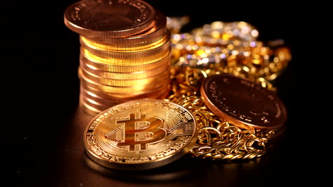 Neben-Einem-Haufen-Goldmünzen-Liegt-Eine-Bitcoin-Münze,-Eine-Krügerrand-Goldmünze-Und-Eine-Mit-Diamanten-Besetzte-Goldkette