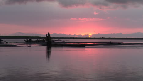 POV-Pan-Aufnahme-Des-Sonnenuntergangs-An-Der-Mündung-Des-Flusses-Tarcoles-In-Den-Pazifischen-Ozean