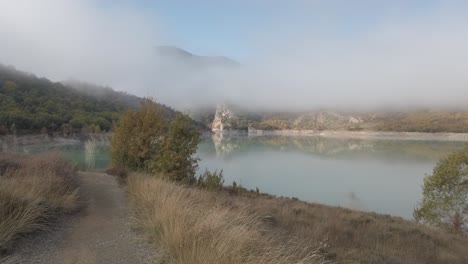 Camino-Junto-Al-Pantano-De-Niebla