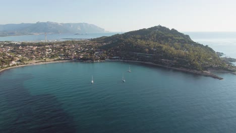 Luftaufnahme-Der-Küste-Ostsardiniens,-Drohne-Nähert-Sich-Der-Meeresbucht-Mit-Segelboot-An-Sonnigen-Sommertagen