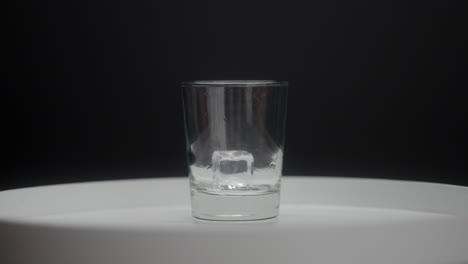 Eiswürfel,-Die-In-Ein-Scotch-Glas-Fallen-Gelassen-Werden