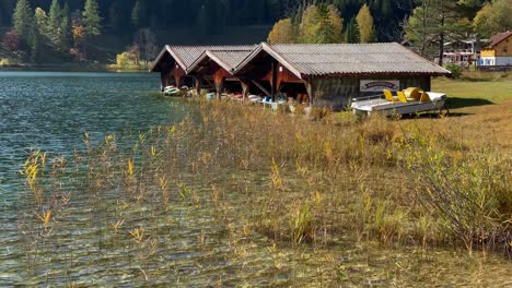 Lauter-Lake-with-a-wooden-boathouse,-very-close-to-the-bavarian-town-of-Mittenwald-in-Germany
