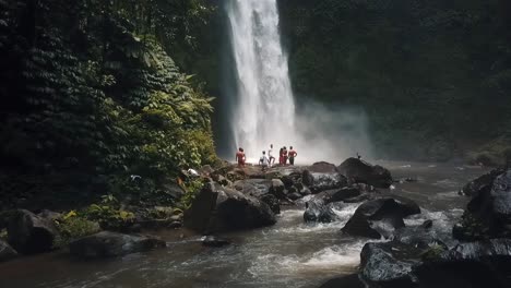 Bali,-Frühjahr-2020-In-1080-60p,-Tagsüber,-Filmischer-Drohnenflug-Eine-Zeitlupe-Horizontal-Von-Links-Nach-Rechts-Flug-Vor-Einem-Wasserfall-über-Dem-Fluss