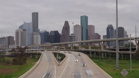 Timelapse-De-Autos-En-La-Autopista-I-45-Norte-Con-El-Centro-De-La-Ciudad-Al-Fondo-En-Houston,-Texas