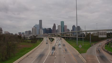 Zeitraffer-Von-Autos-Auf-Der-Autobahn-I-45-North-Mit-Der-Innenstadt-Im-Hintergrund-In-Houston,-Texas