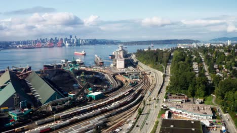 Öl--Und-Erdgasunternehmen-Mit-Kesselwagen-Auf-Der-Eisenbahn-In-North-Vancouver,-BC,-Kanada
