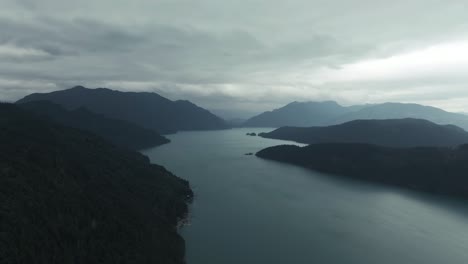 Luftaufnahme-Von-Silhouettierten-Berginseln-In-Der-Abenddämmerung-In-British-Columbia,-Kanada