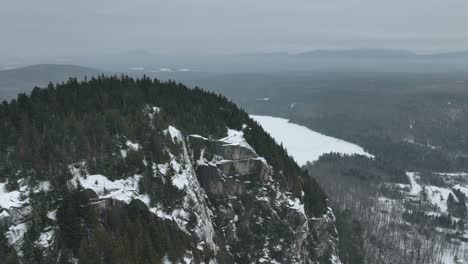 Paisaje-Montañoso-Con-árboles-Coníferos-Durante-El-Invierno-En-Quebec,-Canadá---Toma-Aérea-De-Drones
