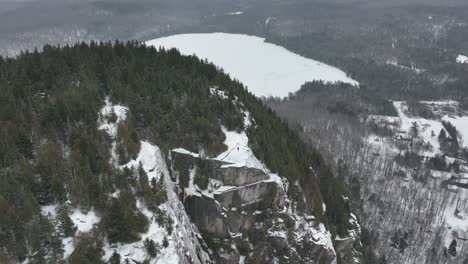 Winterlandschaft-über-Dem-Berg-In-Quebec,-Kanada-Mit-Wanderer,-Der-An-Der-Spitze-Steht