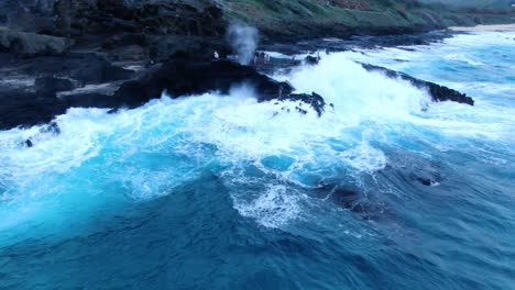 Halona-Blasloch-In-Hawaii,-Das-An-Einem-Stürmischen-Tag-Hochschießt,-Während-Die-Wellen-Brechen-Und-Touristen-Zusehen