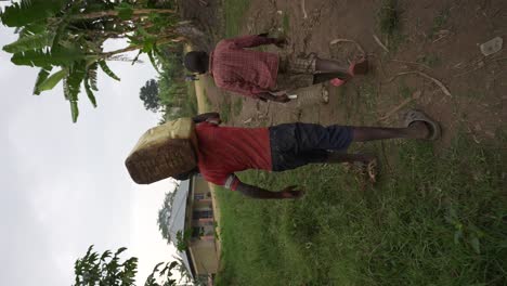 Dos-Niños-Africanos-Que-Llevan-Latas-De-Agua-En-África-4k