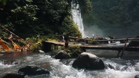 Bali,-Frühjahr-2020-In-1080-60p,-Tagsüber,-Filmischer-Drohnenflug-Langer-Zeitlupen-Rückwärtsflug-über-Eine-Indigene-Brücke-Rückwärts-Und-Langsam-Hinunter-Bis-Fast-Zum-Fluss