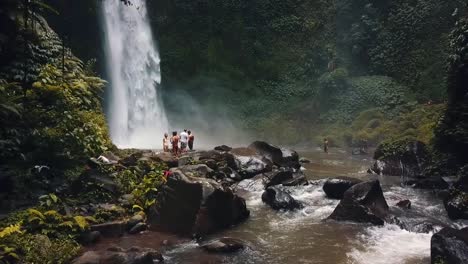 Bali,-Frühjahr-2020-In-1080-60p,-Tagsüber,-Filmischer-Drohnenflug-Eine-Hohe-Zeitlupe-Horizontal-Von-Links-Nach-Rechts-Flug-Vor-Einem-Wasserfall-Dicht-über-Dem-Fluss