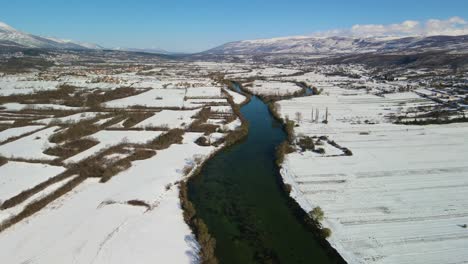 Vista-Panorámica-Aérea-Del-Río-Celina-Con-Nieve-En-Un-Hermoso-Día-Soleado-De-Invierno,-Dálmata,-Croacia