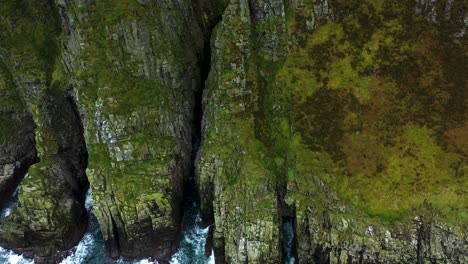 Luftdrohnenansicht-Der-Felsigen-Meeresklippen-Der-Hornkopfküste,-Irland