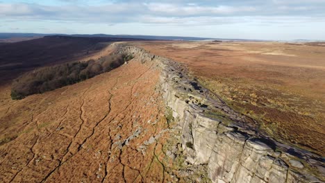 Cliff-views-during-late-afternoon-in-the-Peak-District