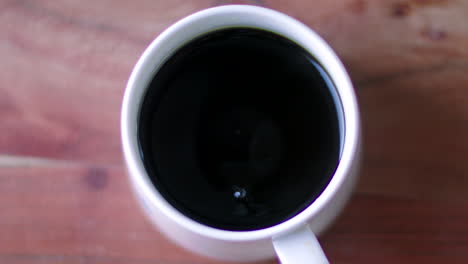 Eine-Tasse-Fängt-Den-Letzten-Tropfen-Kaffee-Auf