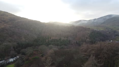 Ein-Schuss-Mit-Blick-Auf-Die-Baumwipfel-Und-Berge-Kurz-Vor-Sonnenuntergang-In-Wales
