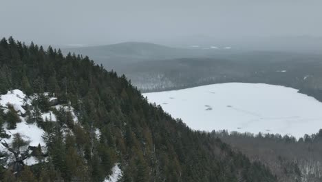 Immergrüne-Waldberge-Enthüllten-Einen-Zugefrorenen-See-In-Quebec,-Kanada