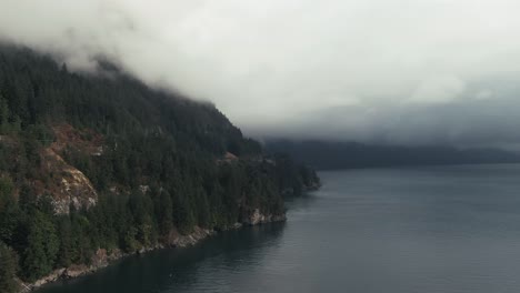 Nubes-Brumosas-Sobre-El-Paisaje-Marino-Tranquilo-Y-Las-Montañas-De-Bosques-Densos-En-Columbia-Británica,-Canadá