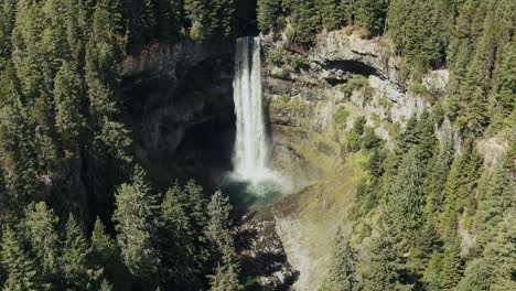 Mächtiger-Wasserfall,-Der-über-Einen-Felsvorsprung-Zwischen-Bäumen-In-Britisch-Kolumbien,-Kanada,-Strömt