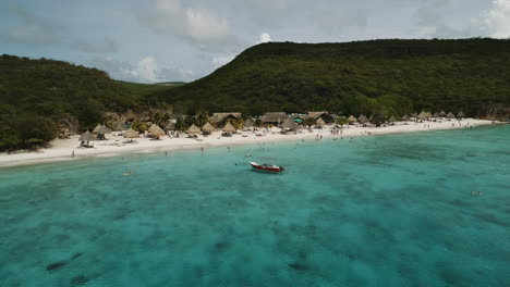 Drone-De-Baja-Altitud-Disparado-En-La-Playa-Caribeña-De-Kenepa-En-Curacao