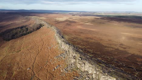 Epic-views-looking-down-on-Stanage-Edge-in-the-winter