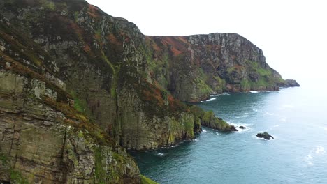Malerische-Luftaufnahme-Der-Wunderschönen-Meeresklippenküste-Von-Horn-Head,-Irland
