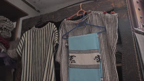 Traditionelle-Marokkanische-Kleidung-Zum-Verkauf-Auf-Einem-Lokalen-Markt-In-Der-Stadt-Rabat