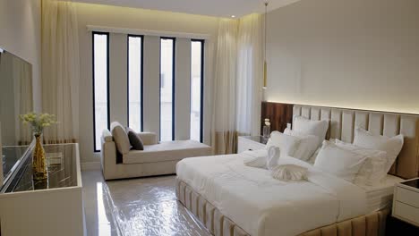 Elegante-Dormitorio-De-Diseño-Interior-En-Casa-Saudí-A-La-Venta,-Establecimiento