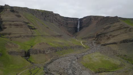 Luftflug-Zum-Ländlichen-Hengifoss-wasserfall,-Dem-Zweithöchsten-Wasserfall-In-Island,-In-Ostisland-Gelegen