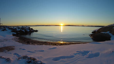4K-Weitwinkelaufnahme-Eines-Wunderschönen-Sonnenuntergangs-An-Einem-Wintertag-In-Schweden