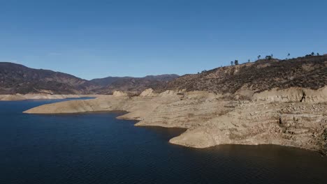 Shoreline-of-Castaic-Lake,-low-water-drought