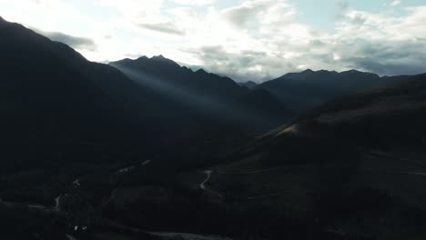 Sonnenlicht-Hinter-Dem-Berggipfel-Am-Frühen-Morgen-In-British-Columbia,-Kanada