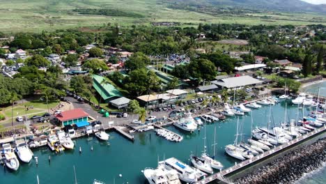 Paralaje-De-Drones-Alrededor-Del-Puerto-De-Lahaina-Wharf-En-Maui-En-Un-Día-Soleado