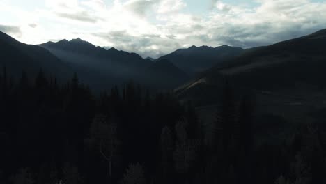 Exuberante-Follaje-De-Pinos-Reveló-Paisaje-Montañoso-Al-Amanecer-En-Columbia-Británica,-Canadá