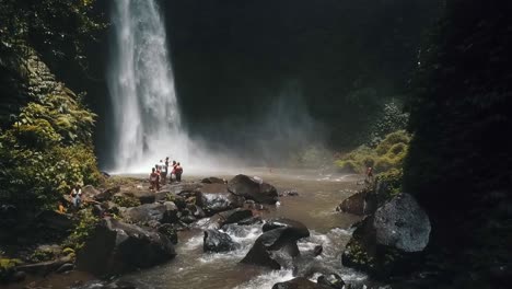 Bali,-Frühjahr-2020-In-1080-60p,-Tagsüber,-Filmischer-Drohnenflug-Eine-Zeitlupe-Horizontal-Von-Links-Nach-Rechts-Flug-Vor-Einem-Wasserfall