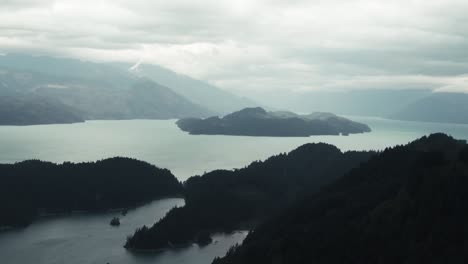 Lago-Tranquilo-Y-Montañas-En-La-Niebla-En-El-Campo-De-Columbia-Británica,-Canadá-Al-Amanecer