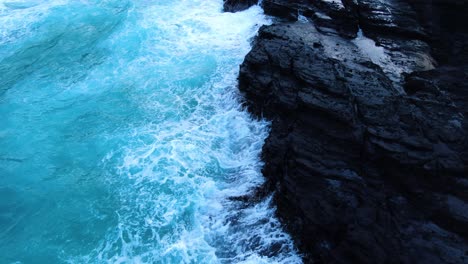 Drohne-Nahaufnahme-Von-Weißer-Wäsche-Und-Wellen,-Die-Auf-Hawaiianischen-Klippen-Und-Felsen-Brechen