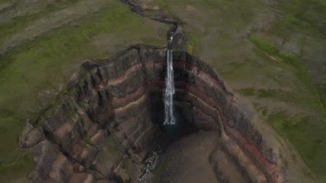 Luftaufnahme-Von-Oben-Nach-Unten-Des-Berühmten-Wasserfalls-Hengifoss-Und-Der-Atemberaubenden-Schlucht-In-Island-Während-Des-Tages
