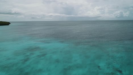 In-Die-Meerdrohne-Geschossen-Vom-Strand-Von-Curacao-Kenepa